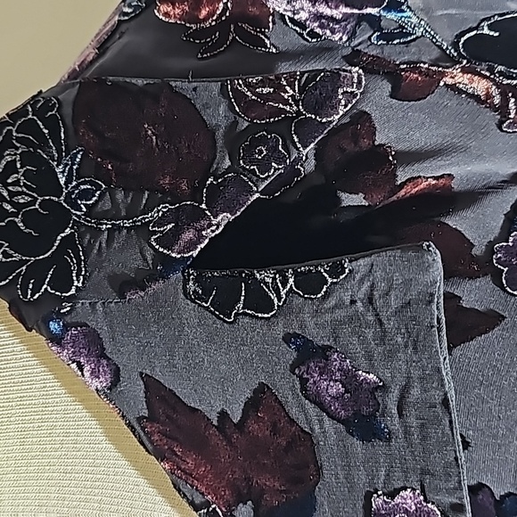 Dana Buchman chiffon wrap blouse with raised velvet flaral size 4. Beautiful - Picture 2 of 13